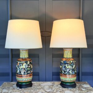 Abajures em faiança vitrificada, ao estilo neorrenascença