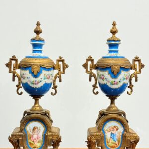 ÂNFORAS EM PORCELANA, formando um delicado PAR