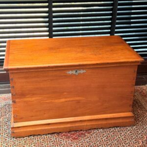 BAÚ COLONIAL em MADEIRA DE CEDRO