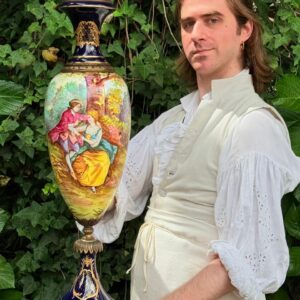 ÂNFORA EM AZUL COBALTO, executada em FAIANÇA FINA