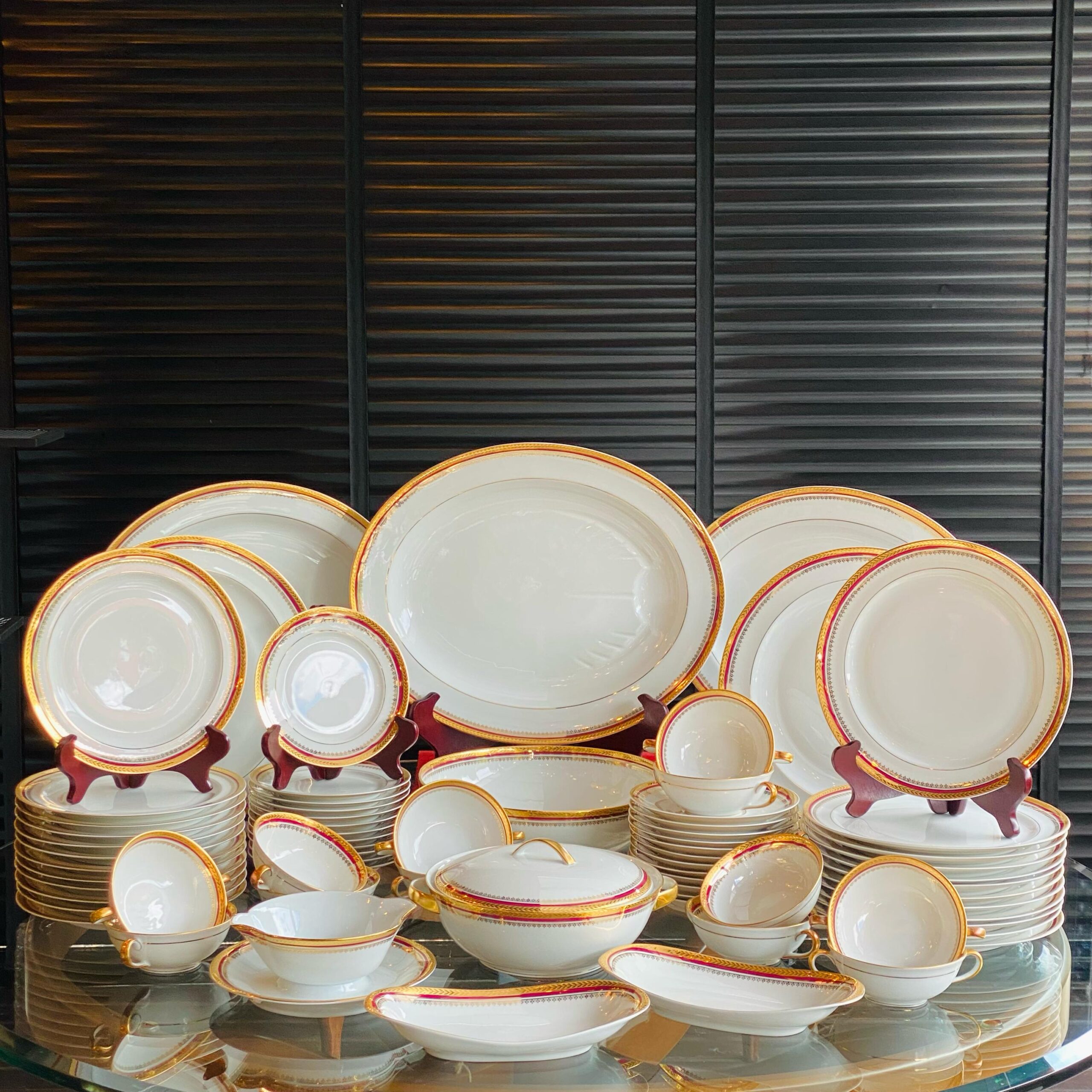 CONJUNTO DE JANTAR em PORCELANA fina da região de Limoges – Bernardaud.