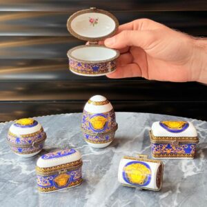 CONJUNTO COM SEIS CAIXAS DE PORCELANA