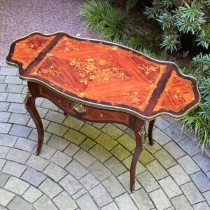 MESA DE APRESENTAÇÃO/ CHÁ / ESCRIVANINHA, em JACARANDÁ, PERÓBA E PAU-MARFIM